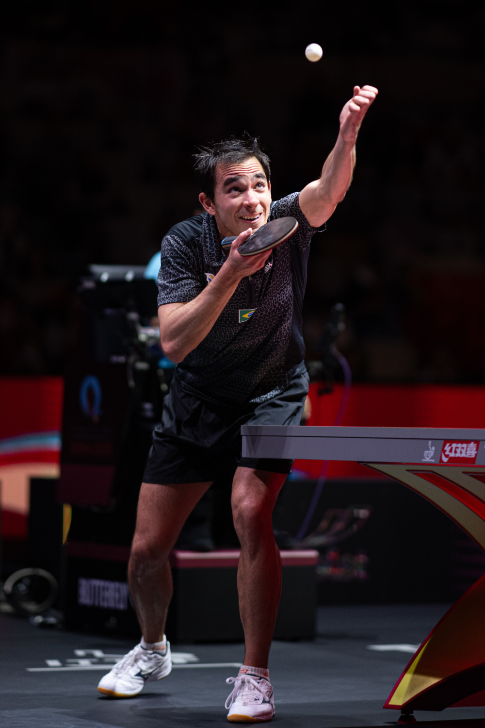 展示了足球 展示了足球